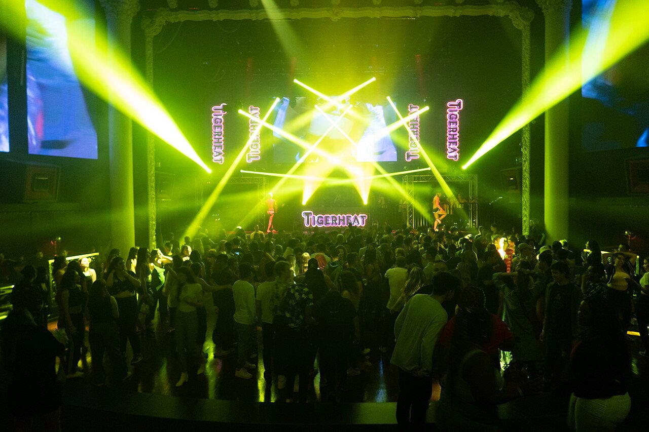 Pista de baile con luces verdes en un club nocturno