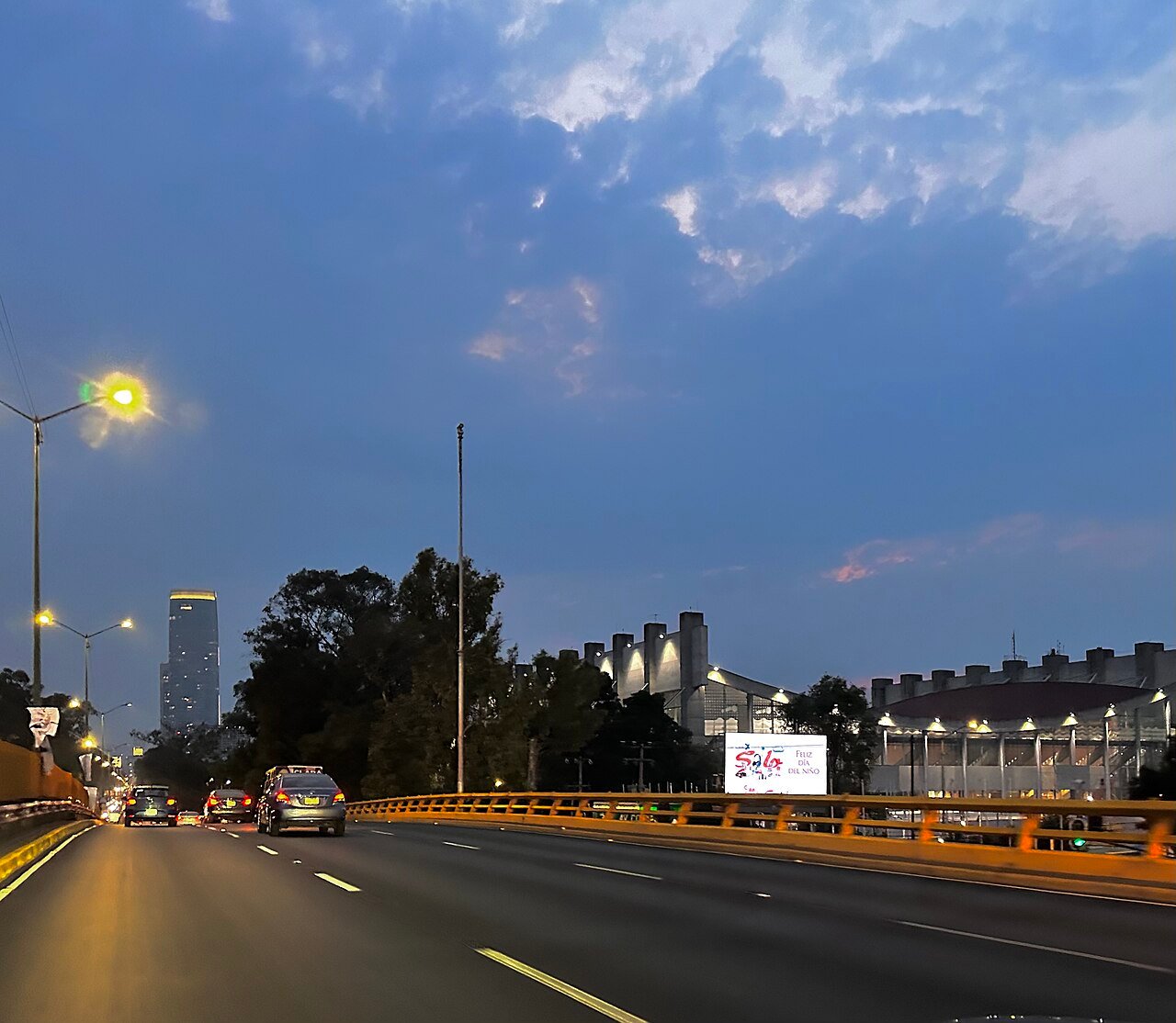 Avenida de la Ciudad de México al anochecer