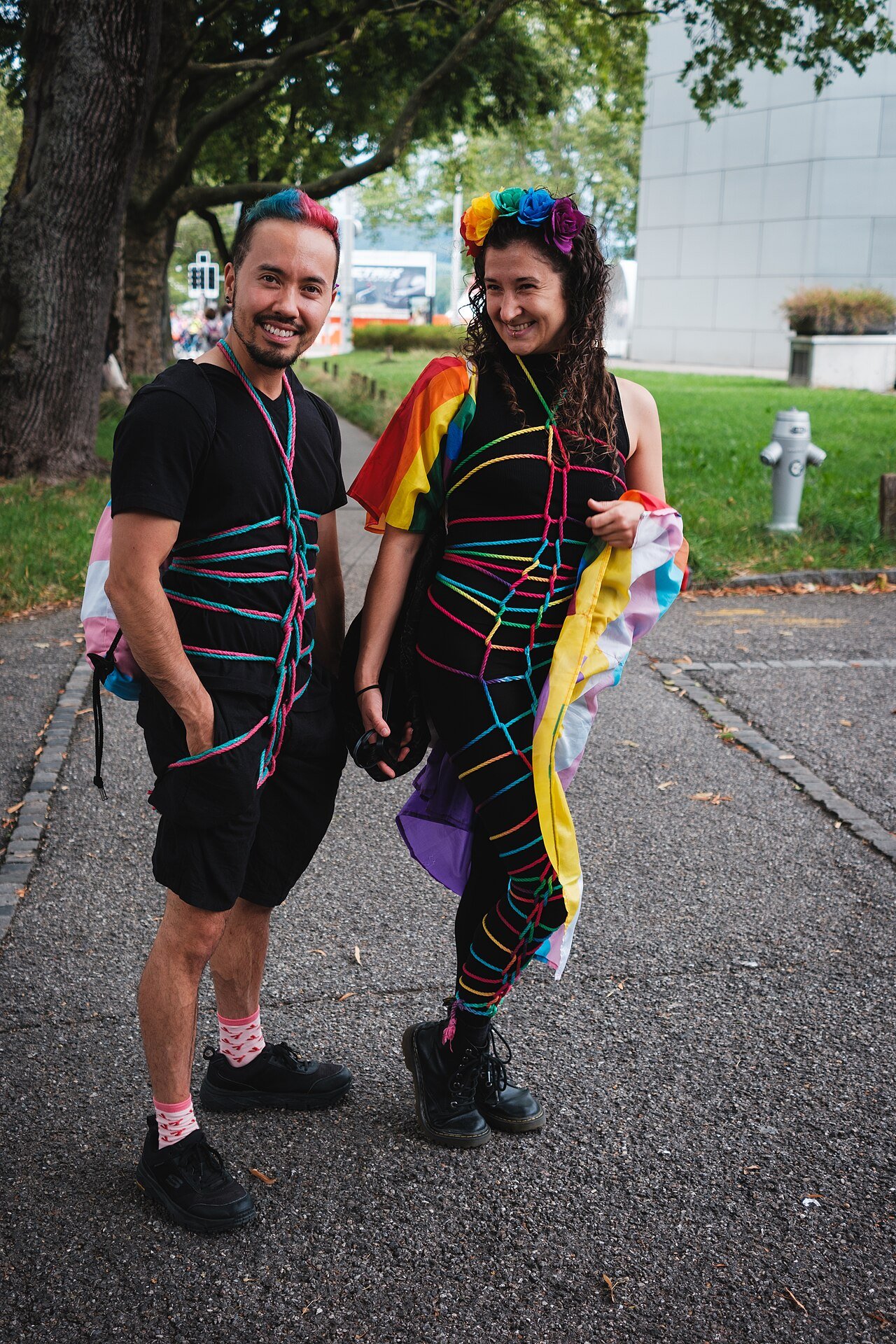 Dos personas en un evento comunitario