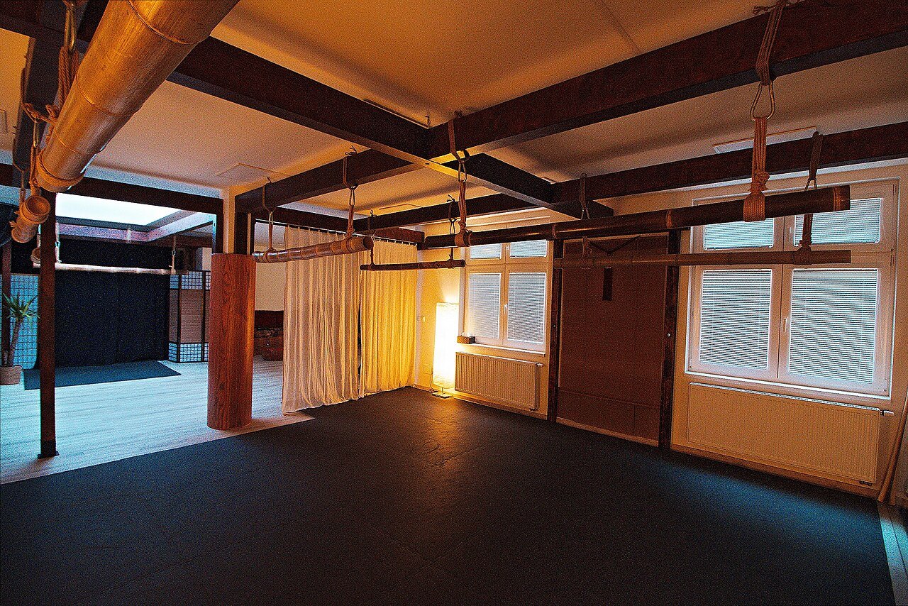 Sala amplia con vigas de madera