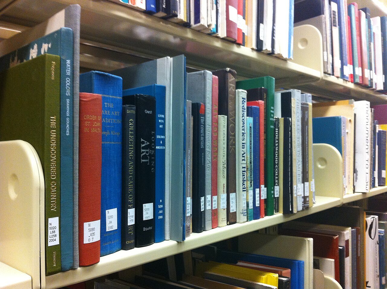 Estantes con libros