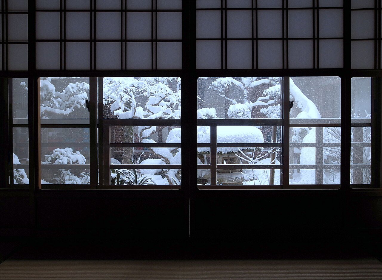 Ventana shoji con vista a la nieve