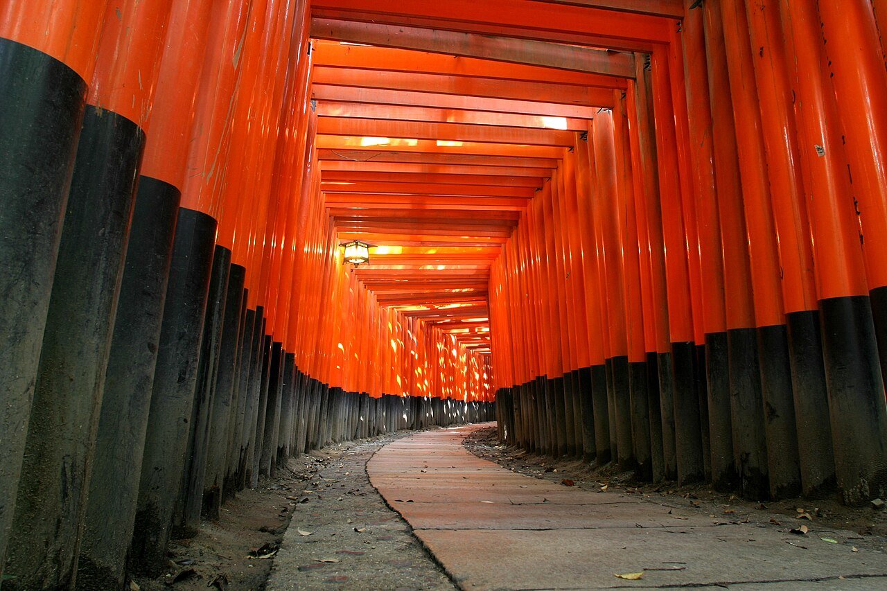 Pasillo de torii rojos