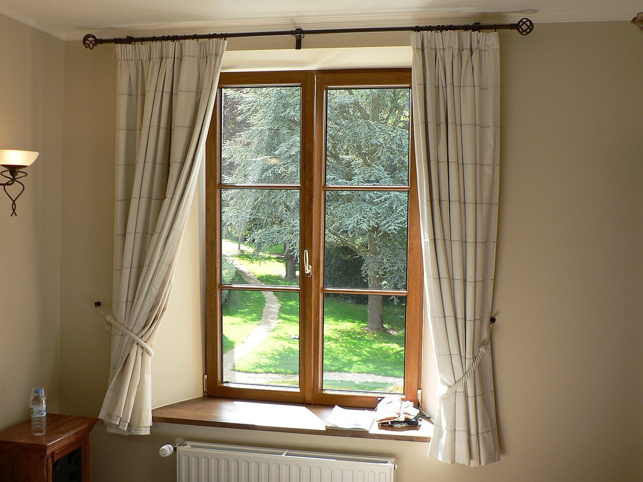 Ventana con cortinas y luz natural